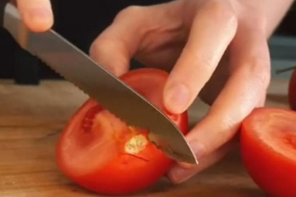 Evo kako prepoznati paradajz prepun otrova i pesticida: Samo obratite pažnju na ovaj deo