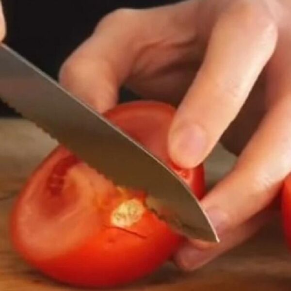 Zaboravite so: Ovaj dodatak paradajzu menja sve – svi ga hvale, a niko ne deli recept