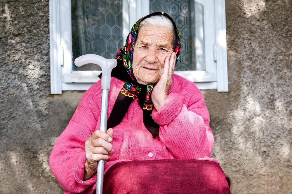 POSLALA PORUKU NA BROJ POKOJNE BAKE PA JOJ STIGAO ODGOVOR! Zgranula se kad je videla OVE REČI, a kad je uzvratila..
