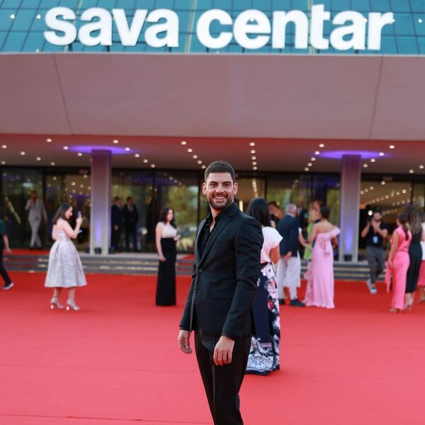 Milan Marić je opčinio ženski rod, ali dama koja je večeras kraj njega ostavlja sve u senci: Veoma je lepa i moćna