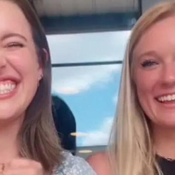 One su bliznakinje, ali je jedna starija od druge čitave 3 godine: Kad saznaju kako, ljudi se prekrste (VIDEO)