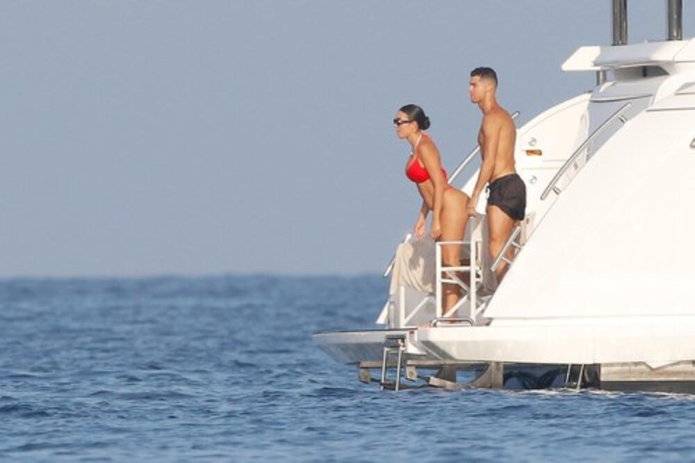 Nevaljalo! Ne prestaje da joj "mesi i štipa" bujnu zadnjicu, slike sa jahte patosiraju: Čoveče, hoćeš li se smirit?