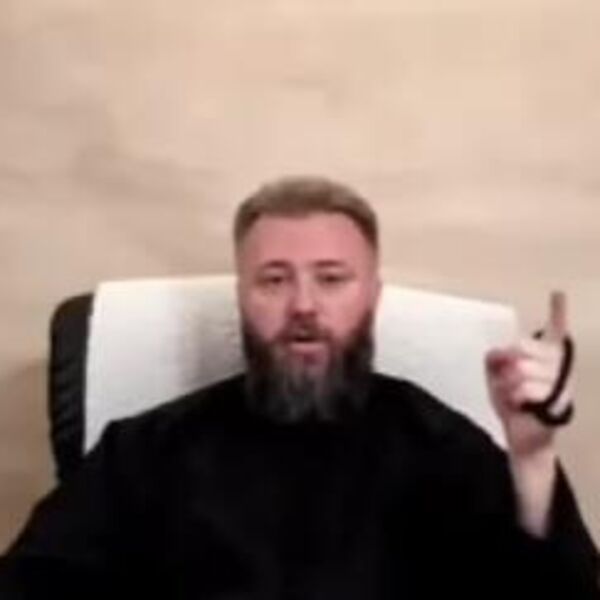 Ako ste Srbi, na vrh jelke ne ide zvezda: Poznati sveštenik otkrio šta se zapravo radi sa jelkom i badnjakom