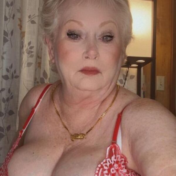 Imam 72 godine i zarađujem masne pare na sajtu za odrasle: Sve je počelo kada sam uzela da radim erotske masaže