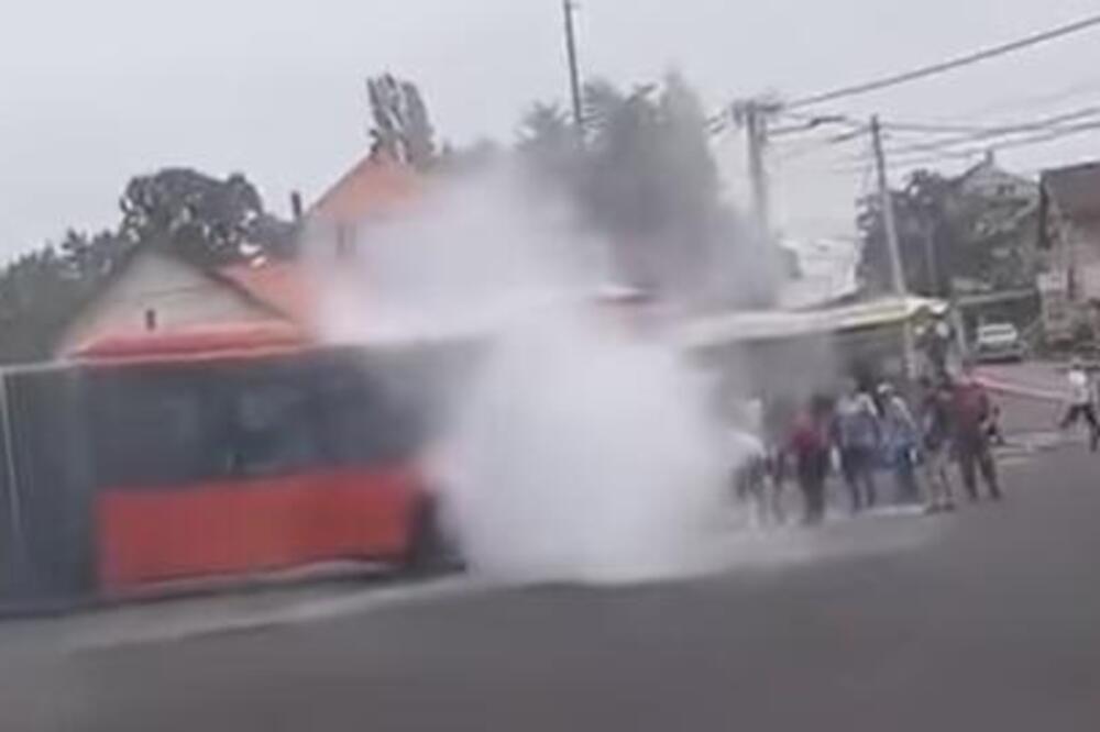 Izgoreo autobus u Barajevu: Snimljena vatrena stihija - plamen i dim na sve strane (VIDEO)