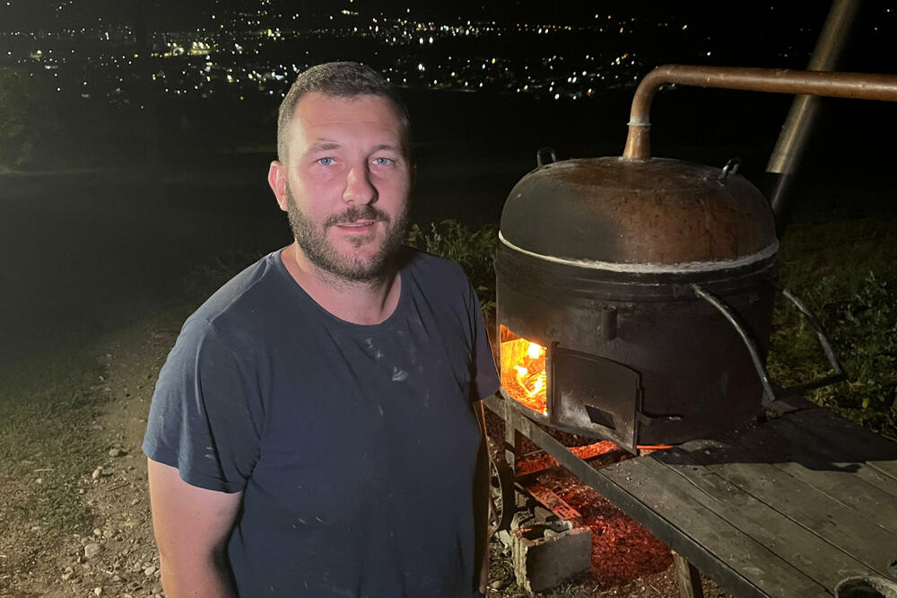 Stefan je od dede naučio sve, a sada je majstor svog zanata: Od detinjstva se obučavao na ovom kazanu (FOTO)