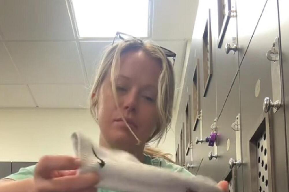 Ova devojka je razvila ozbiljan biznis prodavajući smrdljive čarape: Skine ih, pomiriše, stavi u kesu pa uradi ovo