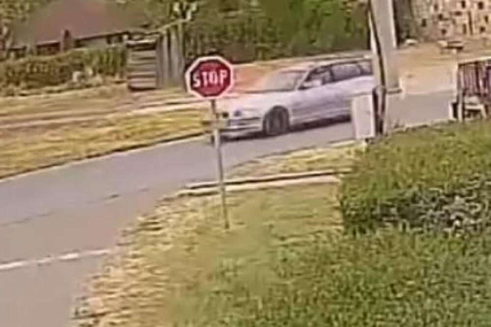 BMW-om namerno gazi psa! Vozač bez srca ni ne pokušava da ukoči, a posle užasa nastavlja dalje (UZNEMIRUJUĆI VIDEO)