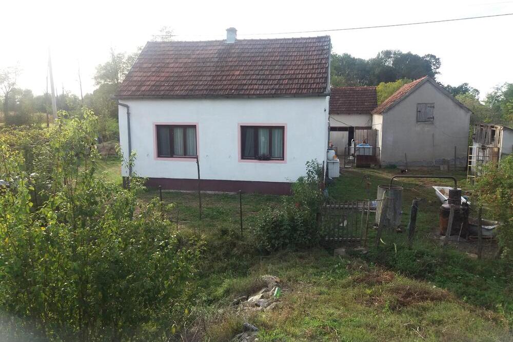 Skockana kućica, pomoćni objekti, plac, a nedaleko vam i potok žubori: Aca daje ovaj raj za samo 15.000 evra (FOTO)