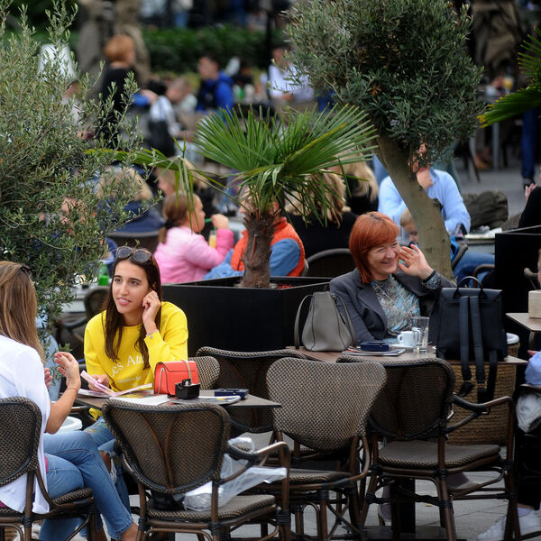 ŠTA JE SA OVIM NARODOM, ČOVEČE? Mama samo htela da nahrani dete – konobar je izbacio napolje, BRUKA I SRAMOTA