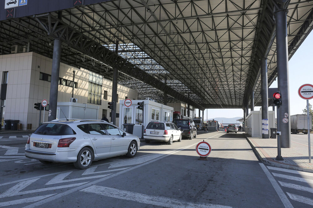 Carina, granica, Granični prelaz