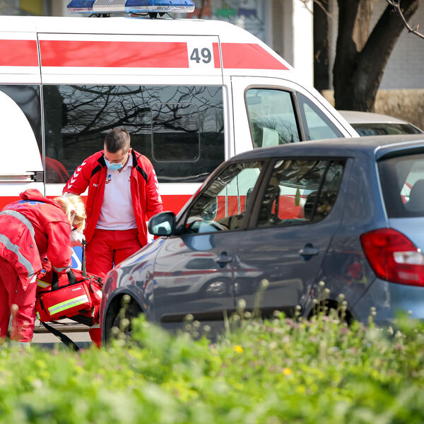 Dvadesetogodišnja devojka pokušala da izvrši samoubistvo skokom sa 5. sprata! Lekari joj se bore za život