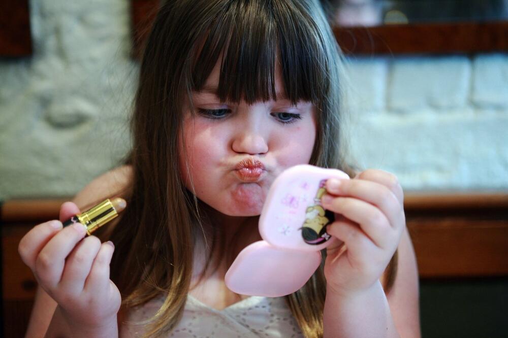 Haljina koju devojčice obožavaju se hitno povlači iz prodaje! Obratite pažnju, postoji opasnost po mališane