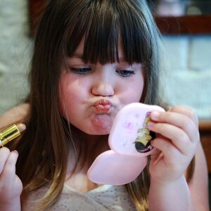 Haljina koju devojčice obožavaju se hitno povlači iz prodaje! Obratite pažnju, postoji opasnost po mališane