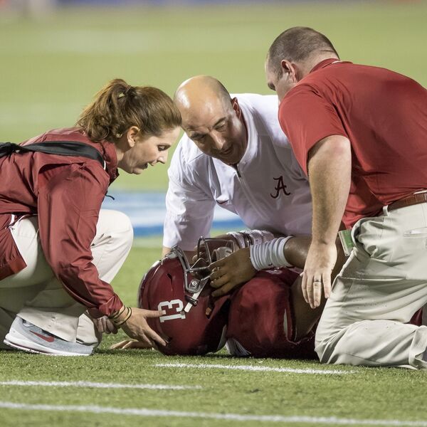 Užas u Americi! Poznati kvoterbek u životnoj opasnosti, treći put doživeo potres mozga! (VIDEO)