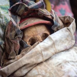 SRBIMA SE PREVRĆE ŽELUDAC! Iskopavaju majke i očeve da se SLIKAJU sa njima, za UMRLE BEBE imaju NAJJEZIVIJI RITUAL