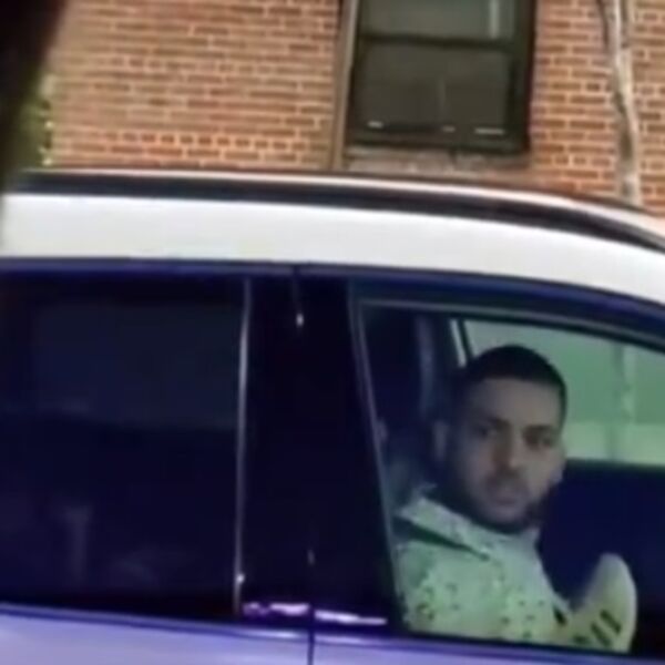 Zašto ljudi vrište i beže po ulici? Čeka ih na semaforu, a kad spusti prozor počinje noćna mora, snimak je jeziv