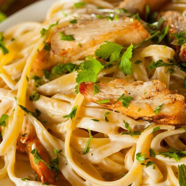 Testenina s umakom od paradajza i belog luka: Obrok prste da poližete, svi će vam tražiti još jednu porciju