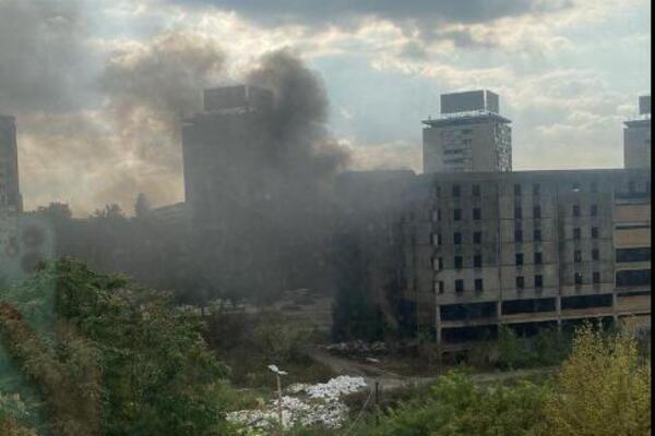 POŽAR KOD GENEKSA NA NOVOM BEOGRADU: Gori napuštena garaža, vatrogasci na licu mesta!