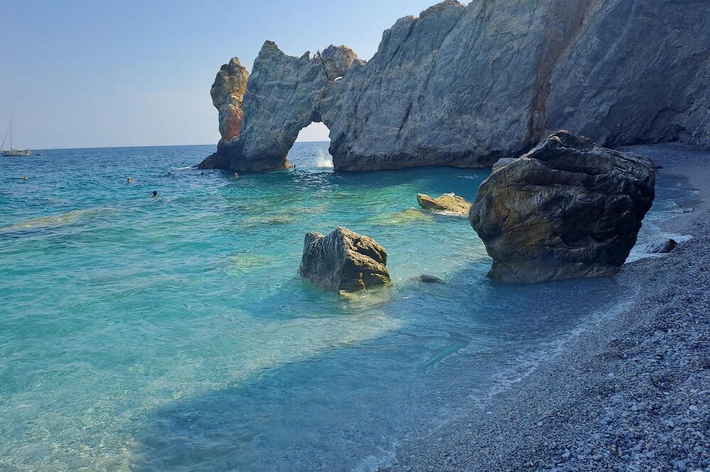 Na ovom ostrvu u Grčkoj nalaze se najlepše plaže na svetu: Prozirno plava voda i beli pesak, melem za dušu! (FOTO)