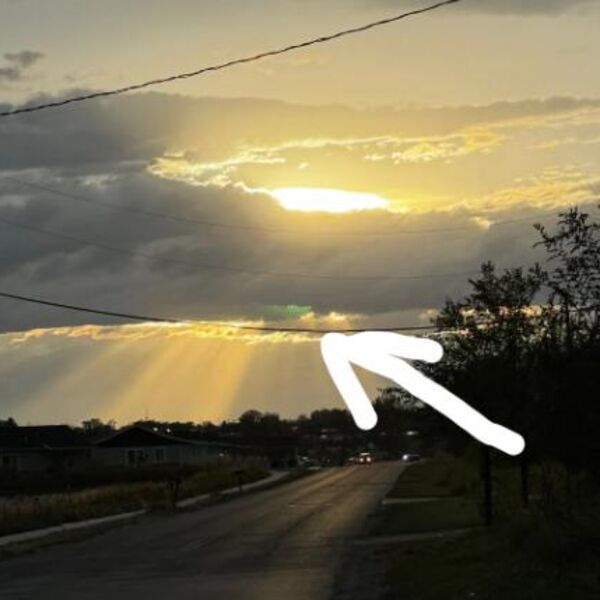 Slikao zalazak sunca, pa uhvatio bizaran detalj: Ljudi u neverici, gospode šta je ovo na nebu?