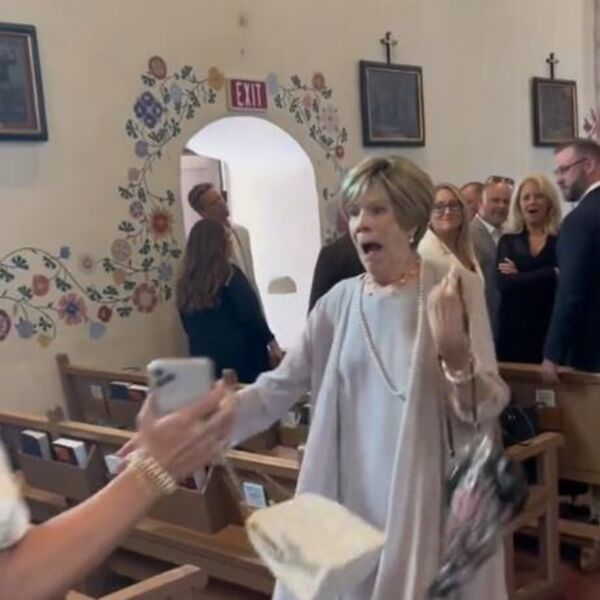 Ovakvo nešto još niste videli! Mlada se pojavila u kratkoj venčanici, a onda se njena baka od šoka... (VIDEO)