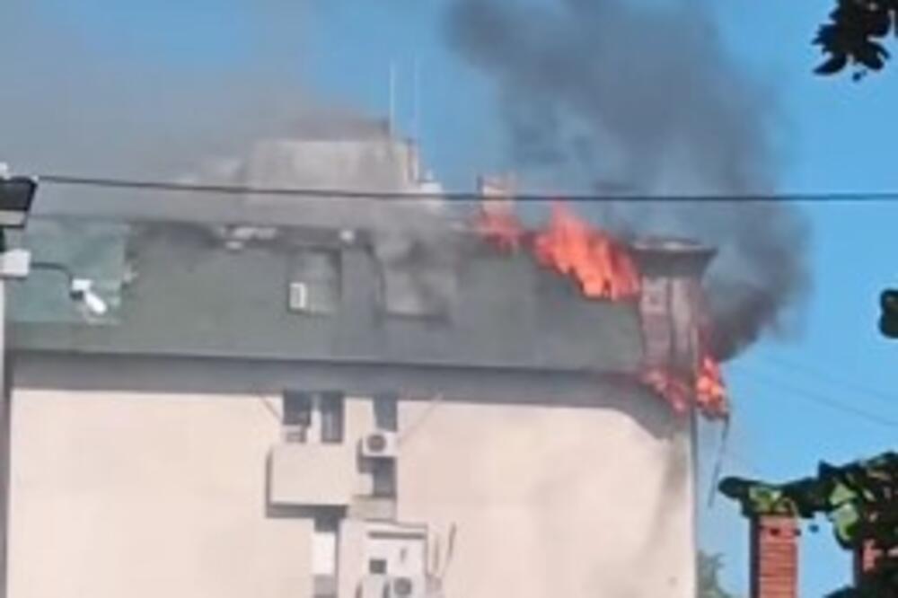 Izgoreo ceo sprat zgrade u Požarevcu: Spašena starija žena, vatra se brzo širi (video)