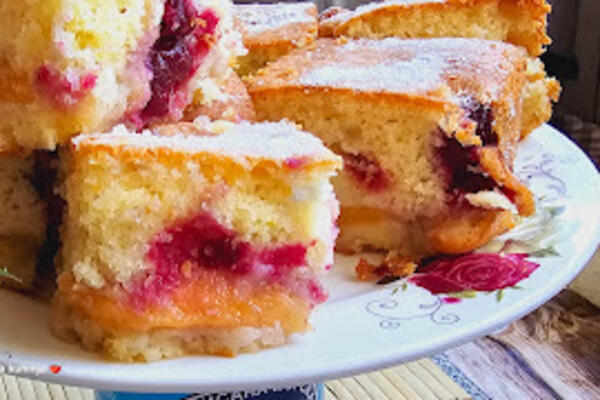 Kolač bez mleka, jaja i ulja: Tako je sočan da se topi u ustima, nema šanse da pojedete samo jedno parče