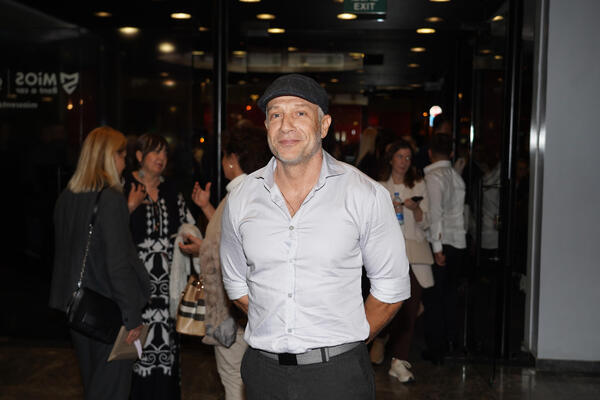 Prva slika Milana Kalinića nakon vesti o razvodu! Oko njega čak dve žene, Sandra odmah pala u zaborav?