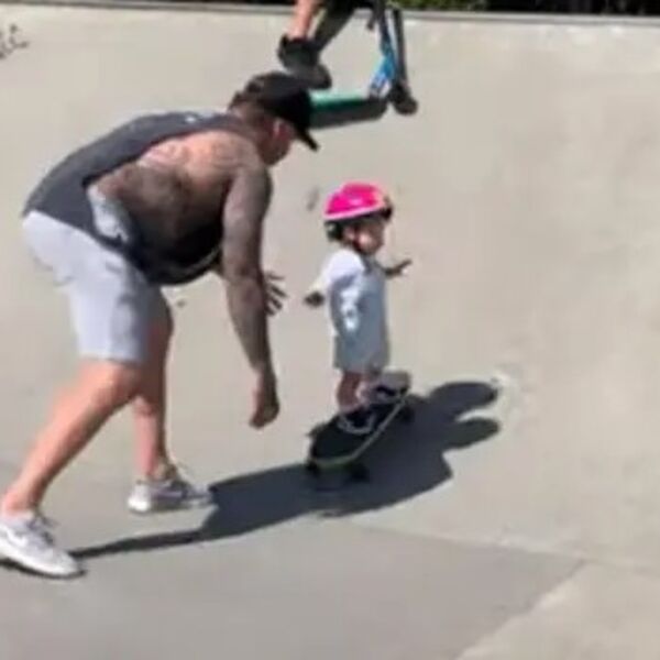 Preslatka devojčica još nije prohodala, ali zato vozi skejt kao prava: Otopićete se kad pogledate ovaj video