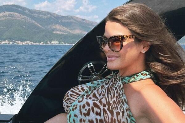 U tigrastom bikiniju pokazala obline zbog kojih staje pamet: Ne zna se s koje strane je bolja, takva se jednom viđa