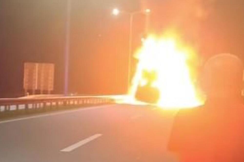 Zapalilo se vozilo na auto-putu Miloš Veliki! Buktinja na sve strane, plamen se visoko diže (VIDEO)