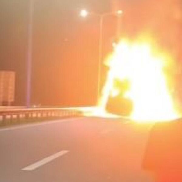 U BAČKOJ PALANCI PLAMEN PROGUTAO AUTOMOBIL! Vatra se razbuktala nasred ulice