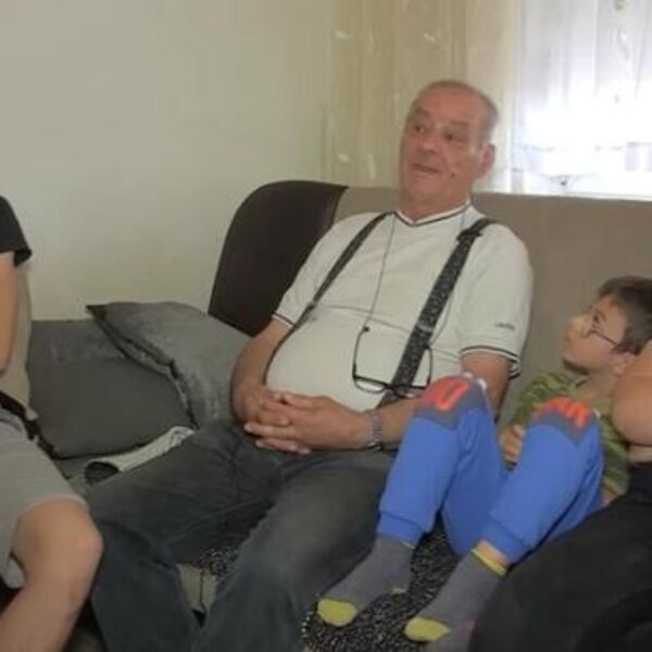 "Kako u dom pored živog dede i babe": Roditelji napustili 3 sina, deka Jusuf preuzeo brigu o njima! (VIDEO)