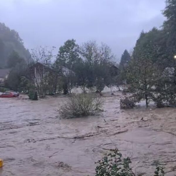 Strašne poplave pogodile i Fojnicu: Brojna naselja potpuno odsečena, ulice pretvorene u reke! (VIDEO)