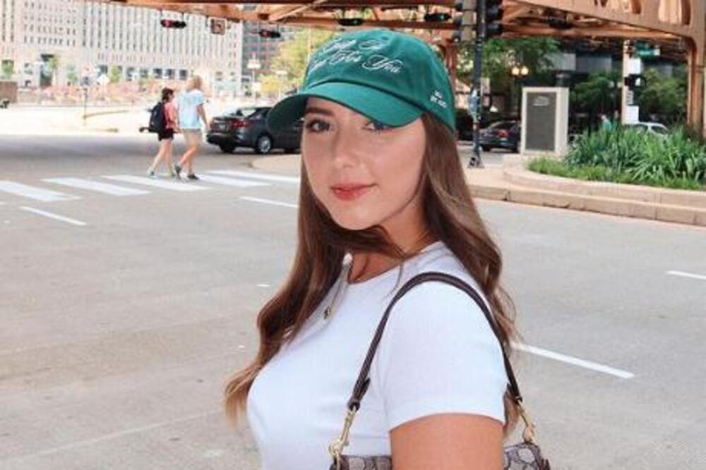 Muž ozbiljan dasa, a ona sija od sreće: Pojavile se prve fotke trudne ćerke poznatog muzičara, u rukama joj...