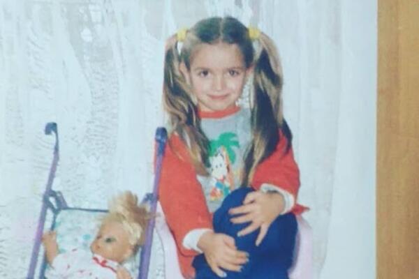 Da li prepoznajete devojčicu sa fotke? Danas važi za najjaču ribu u zemlji, veoma je uspešna, dobro je znate