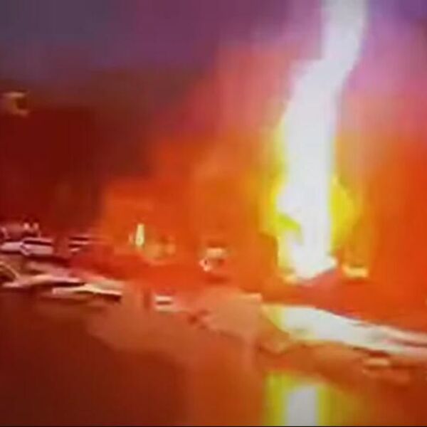 Šok snimak iz Crne Gore! Ovo je trenutak kada je grom pogodio šetalište u Baru, buknuo požar (VIDEO)