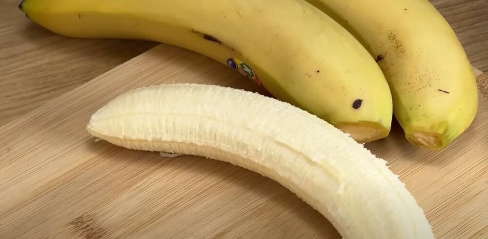 Banane na stolu