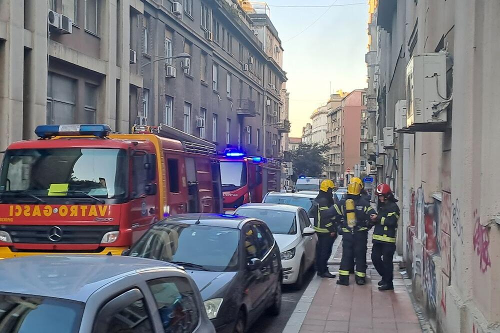 Izbio požar u stanu na Banjici! Na terenu vatrogasci i policija, jedna osoba lakše povređena!