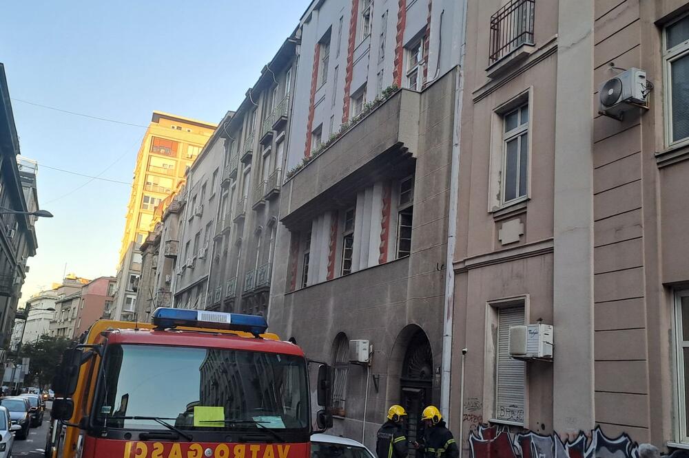 "Bosonogi i sa plišanim medvedićem" DEČAK (4) i DEVOJČICA (6) ZAGLAVLJENI na krovu - vatrogasci jedva uspeli da...