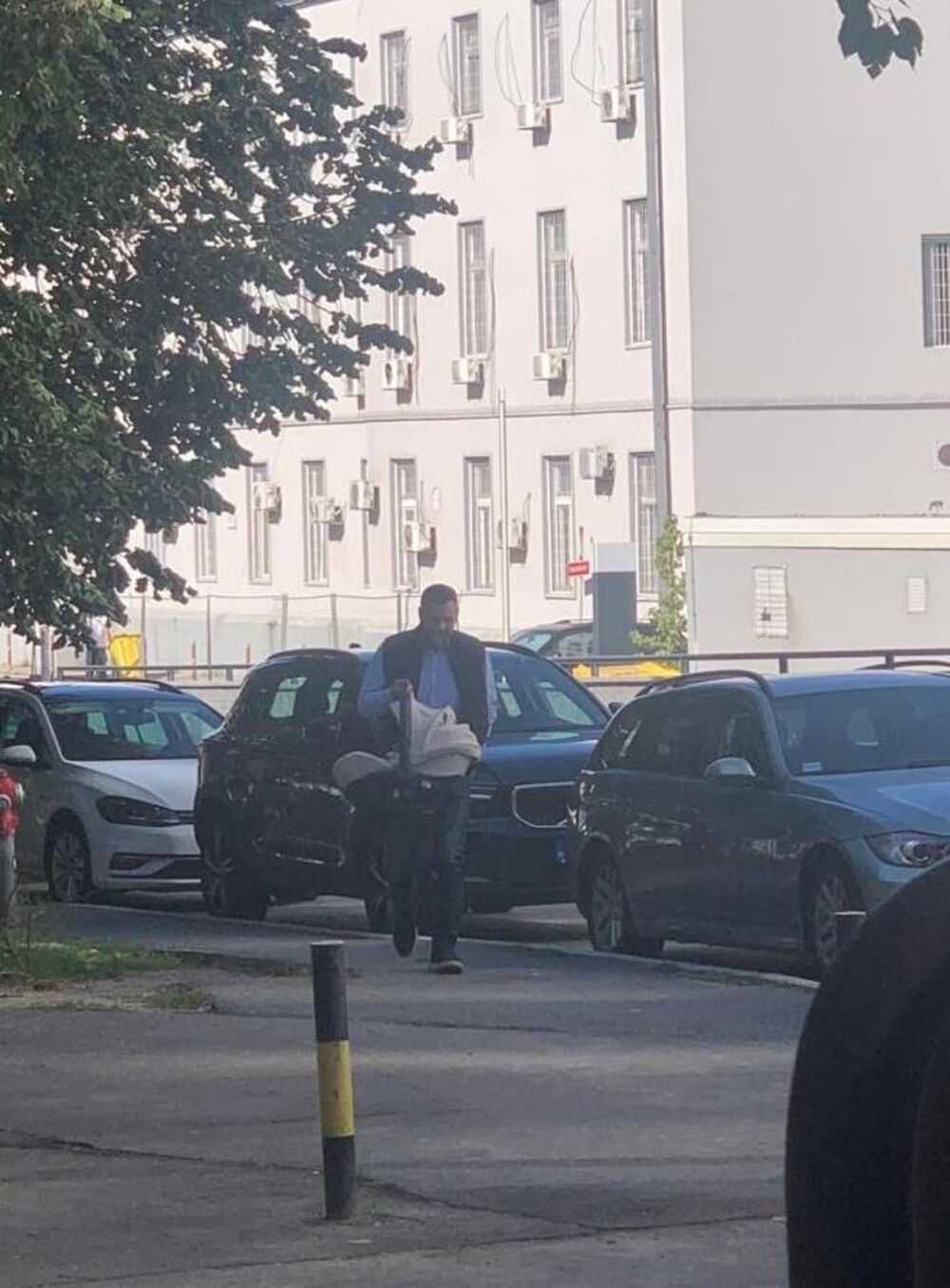 Bane Vučelić dolazi po ženu i ćerku