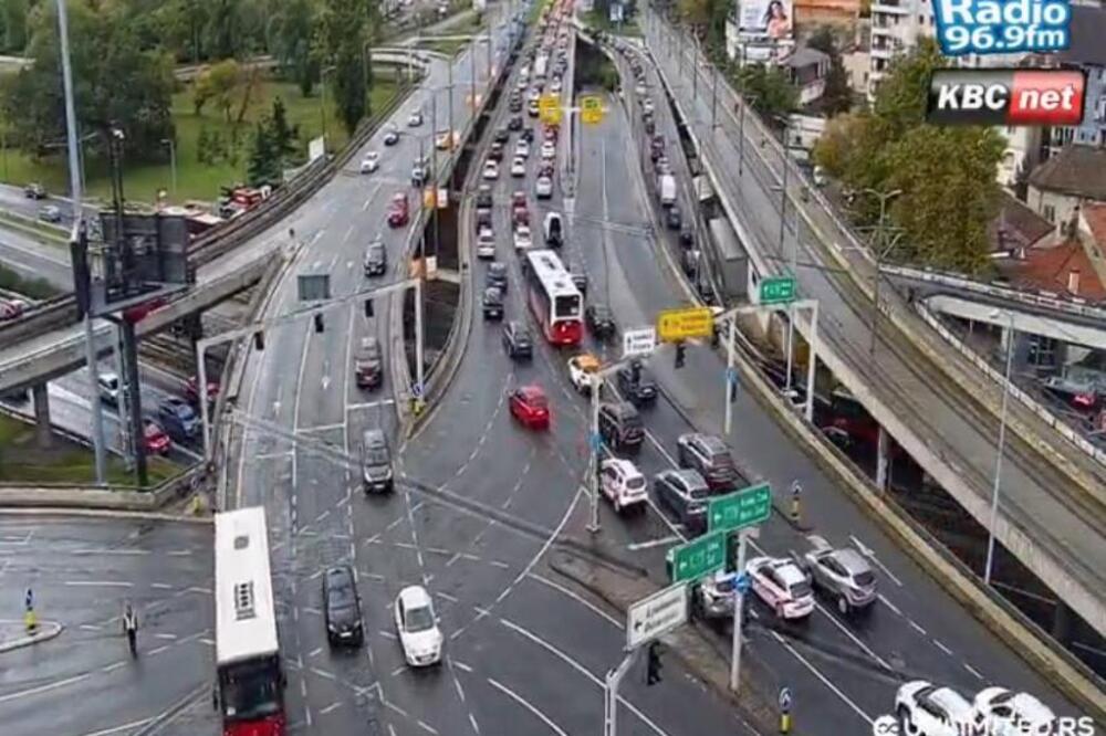 Čim padne kiša, odmah kolaps: Kilometarske kolone u Beogradu, na ovim mestima je najkritičnije (FOTO)
