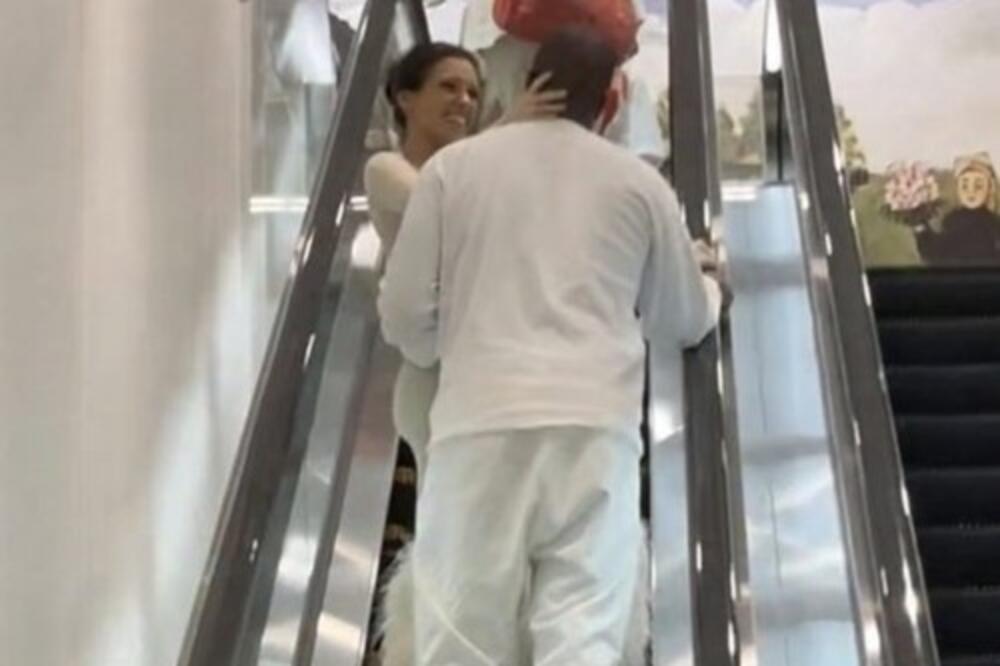 Pa zar pred svima ovo?! Intimizirali se na pokretnim stepenicama, a ona bez gaćica, oslikao se svaki pedalj tela