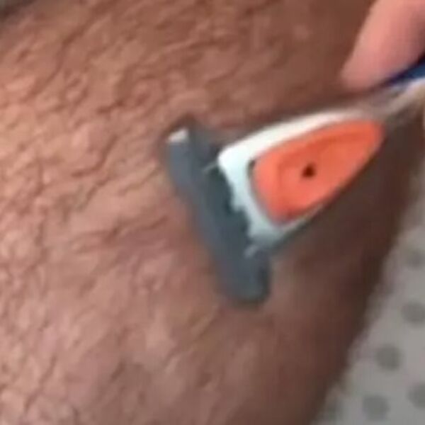 Sačuvaj Bože, da li je ovaj čovek normalan? Obrijao bradu, pa uzeo dlake i sa njima uradio ovo - užas (VIDEO)