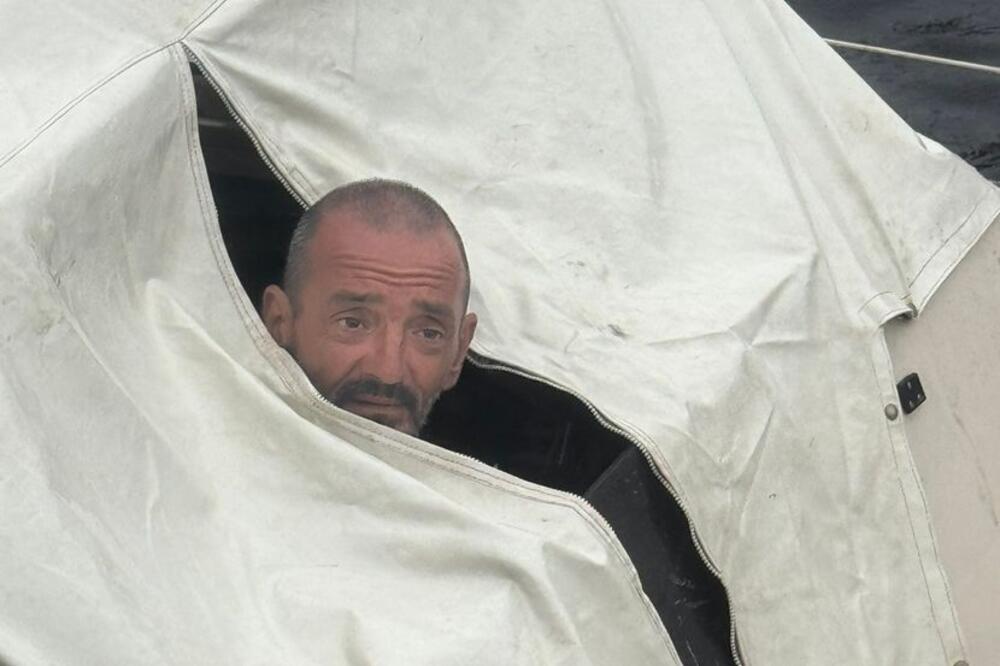 Silovit udar uragana dočekao na brodu, nije hteo da se evakuiše: Evo šta je sa čovekom za kog su mnogi strahovali