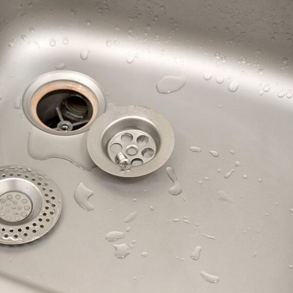 Ni sirće, ni soda bikarbona: Ovaj jeftin sastojak može otpušiti sudoperu dok pucnete prstima