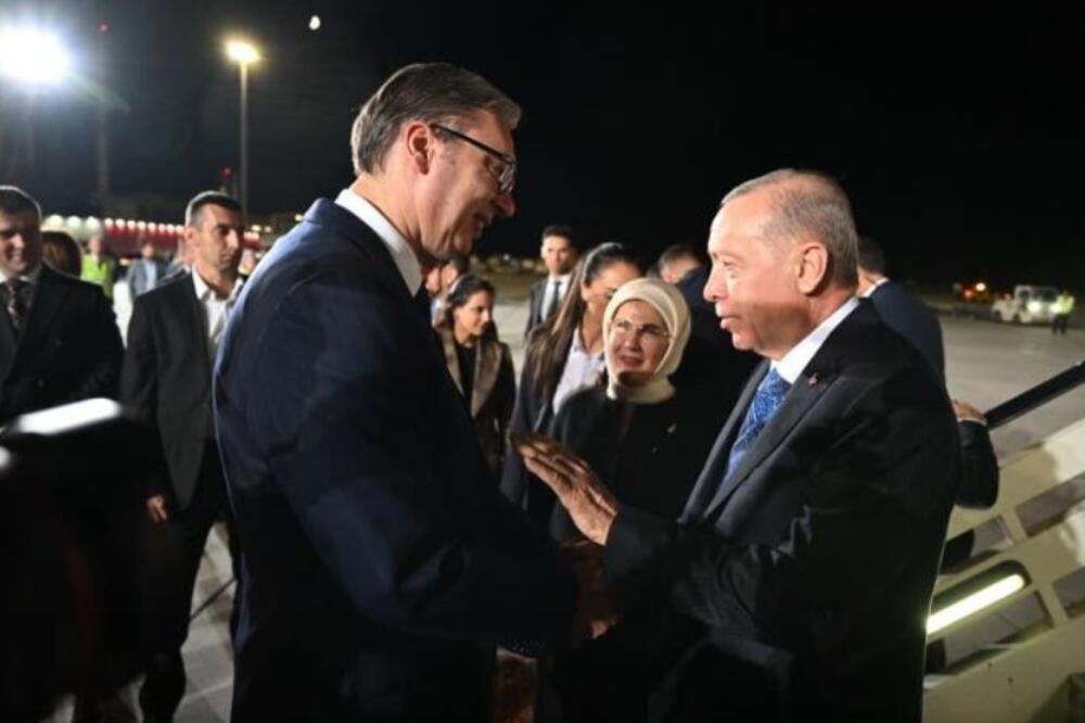 Erdogan stigao u Beograd: Predsednik Vučić dočekao turskog lidera na aerodromu "Nikola Tesla" (FOTO)