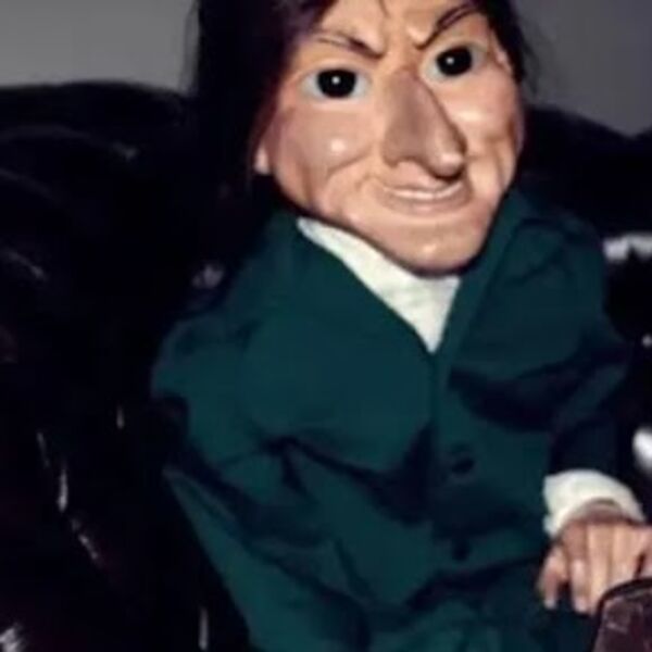 Sablasna lutka ispred napuštene kuće budi jezu: Uneo je u svoj dom, a onda se desilo ono što nije ni sanjao