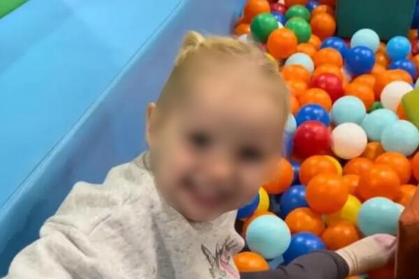 Devojčicu svirepo ubio očuh, majka sve nemo posmatrala: Ono što su radili sa telom malog anđela ledi krv u žilama!